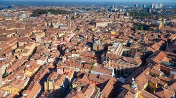 vista acima das casas na cidade de Bolonha foto