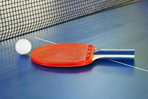 remo, bola de tênis na mesa esportiva de pingue-pongue foto