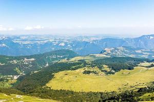 vista acima das montanhas de monte baldo, itália foto