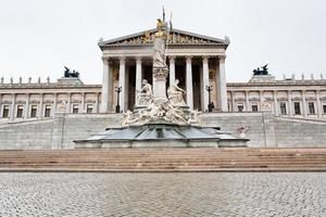 estátua athene em frente ao parlamento, viena foto