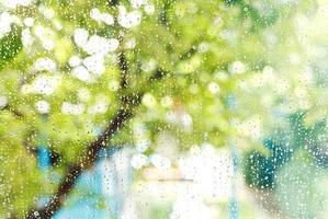 janela de casa com pingos de chuva após a chuva de verão foto