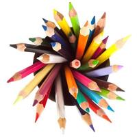 lápis de cores diferentes com fundo branco foto