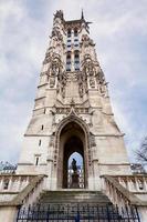 torre de saint-jacques em paris foto