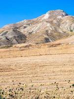 campos de montanha e rurais da parte interna da sicília foto