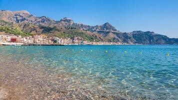 vista da cidade de taormina e da vila de giardini naxos foto