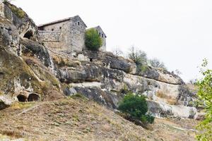 casas da cidade medieval chufut kale, criméia foto