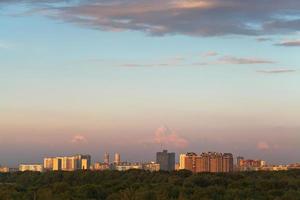 pôr do sol rosa sobre a cidade foto