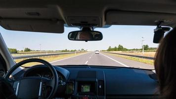 dirigindo carro na autostrada wolnosci na polônia foto