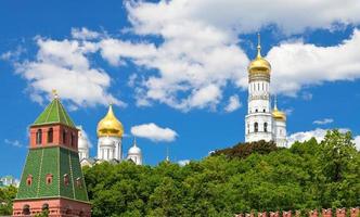 torres e catedrais do kremlin de moscou foto