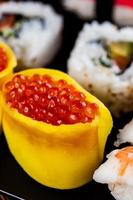 sushi oriental fresco, saudável e saboroso com frutos do mar foto