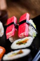 frutos do mar crus, conjunto de sushi japonês foto