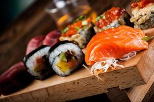 frutos do mar, sushi japonês na mesa de madeira velha