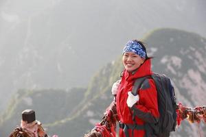topo da montanha alpinista mulher asiática