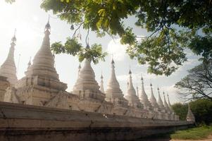 grupo de stupas no templo de kuthodaw, myanmar.