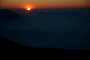 pôr do sol nas montanhas foto