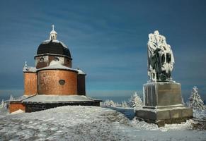 igreja de madeira, estátua dos santos cirilo e metódio foto