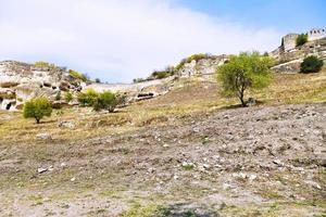 cidade antiga chufut-kale na montanha, crimeia foto