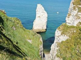 rochas perto da praia do canal inglês de etretat foto