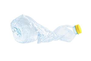 garrafa de água plástica com vazio amassado usado isolado no fundo branco, reutilização, reciclagem, poluição, meio ambiente, ecologia, conceito de resíduos. foto