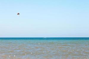 parapente sobre a água mar de azov foto