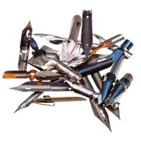 pilha de canetas de desenho de metal usadas foto