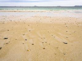superfície da praia de areia na cidade de perros-guirec foto