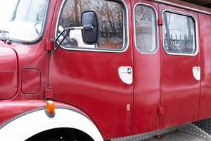 velho carro de bombeiros vermelho e brilhante. carro retrô clássico antigo. tipo de temporizador antigo, carro de bombeiros. foto