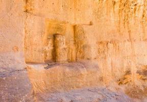 nicho com a antiga estátua do deus nabateu na parede do desfiladeiro siq, petra foto