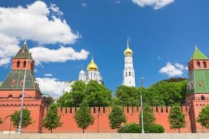 parede e catedrais do kremlin de moscou foto