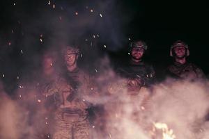 soldados militares em campo foto