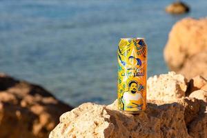 sharm el sheikh, egito - 21 de janeiro de 2021 - cerveja árabe em uma lata de metal, lata de cerveja, para turistas contra o pano de fundo do mar vermelho. foto