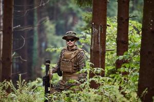 soldados militares em campo foto