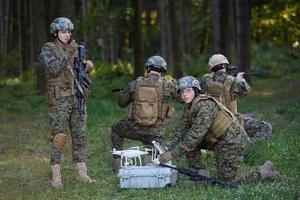 esquadrão de soldados está usando drone para aferição foto