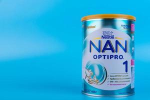 moscou, rússia - 15 de fevereiro de 2021 nestle nan optipro 1 isolado em azul. nan optipro 1 é um suplemento nutricional completo para bebês saudáveis desde o nascimento. foto