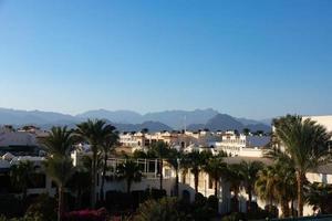 vista das montanhas da península do sinai e hotéis pela manhã. foto