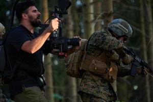 cinegrafista tomando ação filmagem de soldados em ação foto