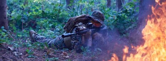 soldado em ação mirando na ótica de mira a laser de arma foto