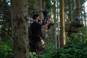 cinegrafista tomando ação filmagem de soldados em ação foto