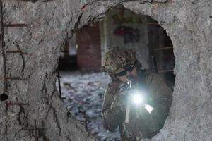 um soldado barbudo de uniforme das forças especiais em uma ação militar perigosa em uma área inimiga perigosa. foco seletivo foto