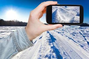 fotografias turísticas da pista de esqui no campo de neve foto