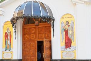 porta da igreja de st. michael o arcanjo, crimeia foto