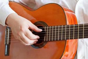 homem toca violão clássico moderno foto