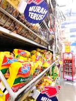 Surakarta, Indonésia. 2022 exibir indomie frito nos supermercados foto