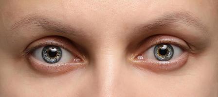 olhos verdes cinzentos das mulheres sem maquiagem. banner para o site. o conceito de moda, beleza, cosméticos e cuidados. foto