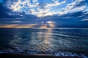 nascer do sol com nuvens e raios de sol em pompano beach florida foto