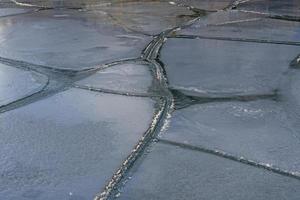 juntas de gelo em um lago congelado foto