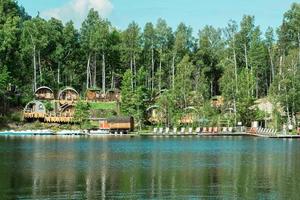 rússia, vila de vydrino, lagos quentes, 12 de setembro de 2022, vila turística de bilbo, pequenas casas de hóspedes foto