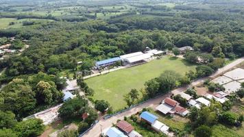 bela vista aérea para estrada com montanhas e floresta capturada de cima, foto