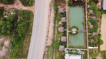 bela vista aérea para estrada com montanhas e floresta capturada de cima, foto