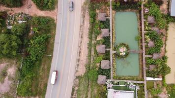 bela vista aérea para estrada com montanhas e floresta capturada de cima, foto